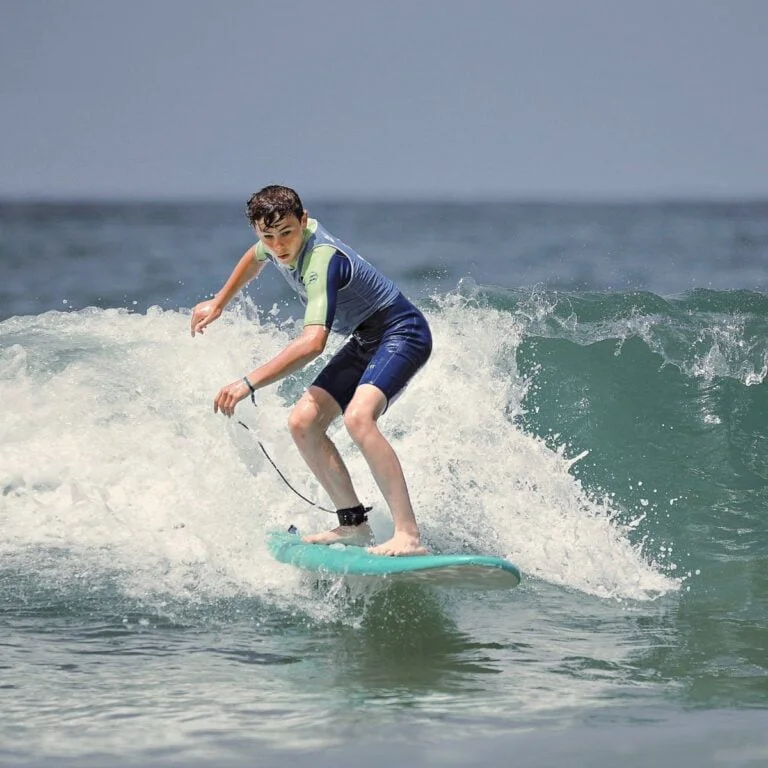 Un adolescent fait du surf debout sur sa planche à Capbreton.