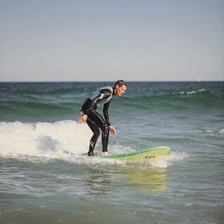 Un homme fait du surf debout sur sa planche à Capbreton.