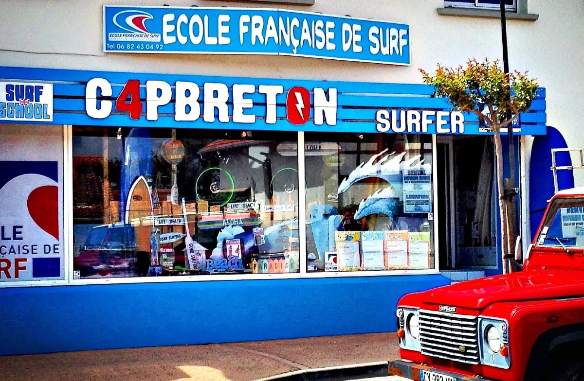 La devanture de l’école de surf Capbreton Surfer School.