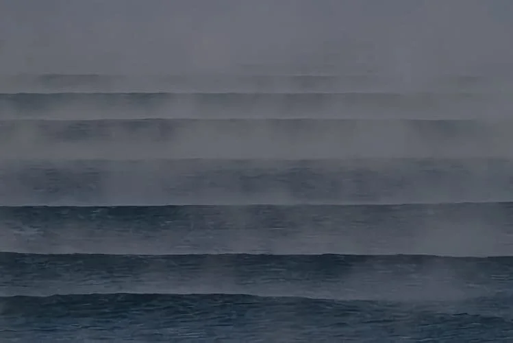 Des successions de vagues dans l’air froid de l’hiver à Capbreton..