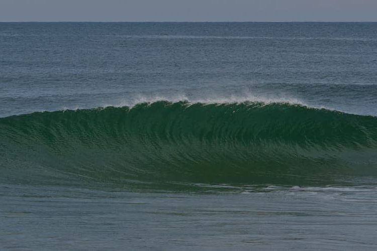 Une petite vague de printemps à Capbreton.
